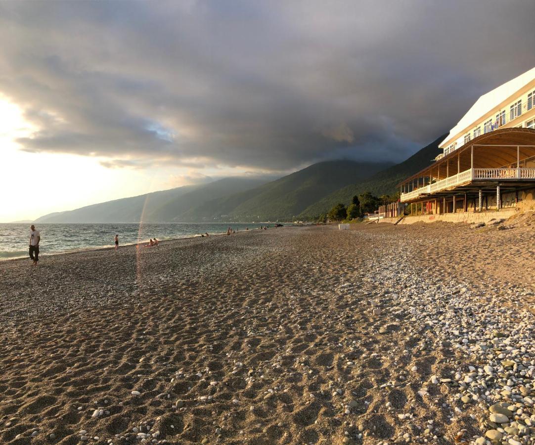 Эко Домики У Моря В Гаграх Gagra Exterior photo